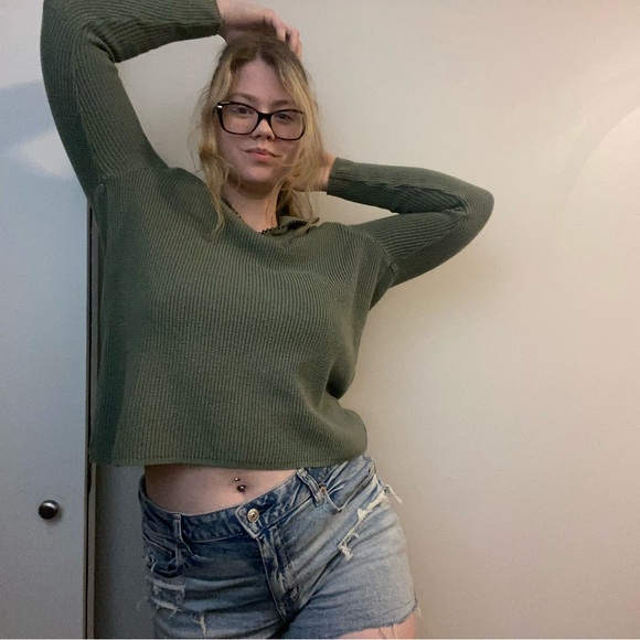 Elegant Olive Gemstone Zipper Turtleneck Sweater - Picture 2 of 7